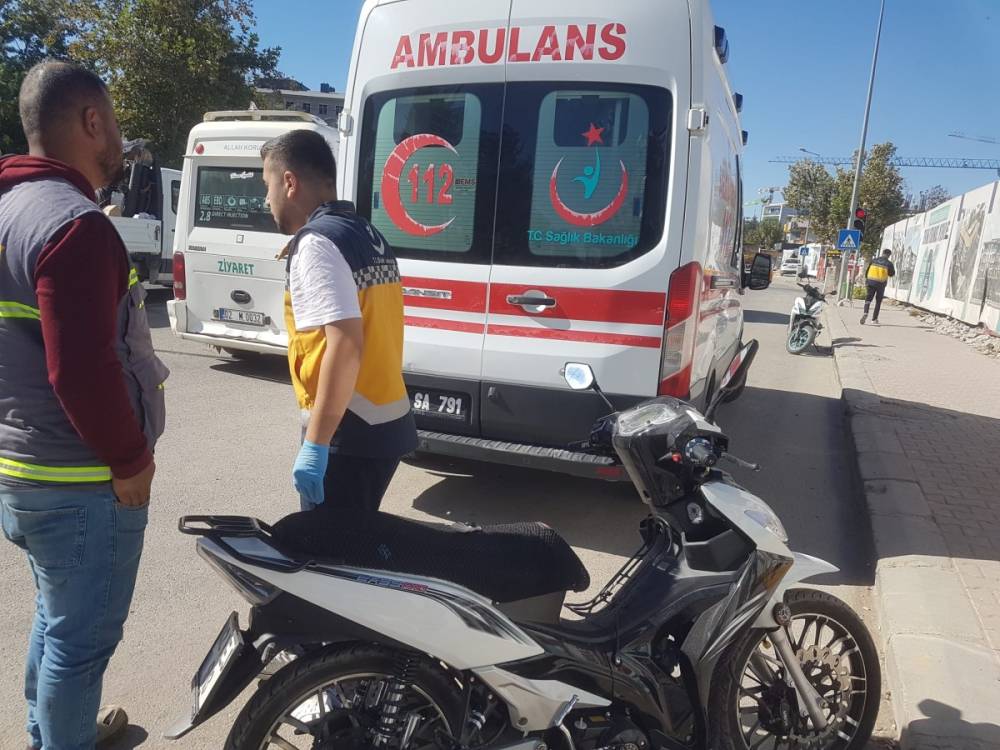 Adıyaman’da orta refüjden atlayan şahsa motosiklet çarptı: 2 yaralı  - Videolu Haber