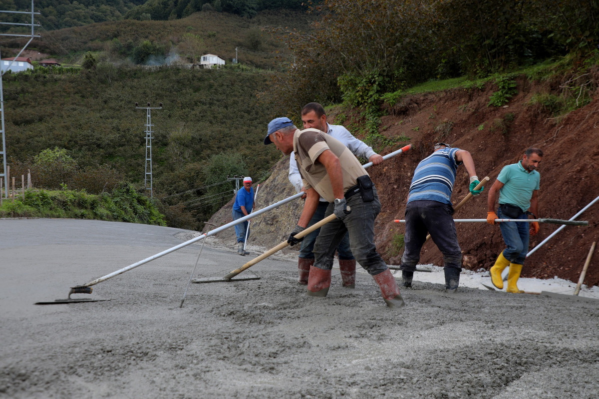 ALTINORDU ÖRENCİK’TE BETON YOL SEVİNCİ