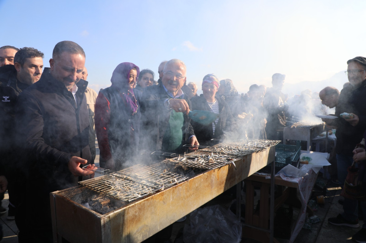 İSKELE ÜSTÜNDE 10 TONA YAKIN HAMSİ PİŞTİ